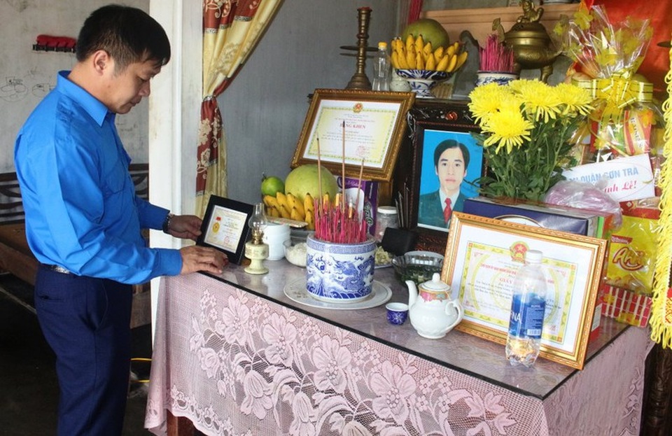 Truy tặng huy hiệu “Tuổi trẻ dũng cảm” cho người dân tử nạn khi cứu du khách đi lạc - 1 Truy tặng huy hiệu “Tuổi trẻ dũng cảm” cho người dân tử nạn khi cứu du khách đi lạc - 1