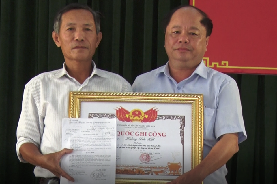 Trao Bằng Tổ quốc ghi công cho thân nhân liệt sĩ hi sinh khi cứu 3 mẹ con cô giáo - 1 Trao Bằng Tổ quốc ghi công cho thân nhân liệt sĩ hi sinh khi cứu 3 mẹ con cô giáo - 1