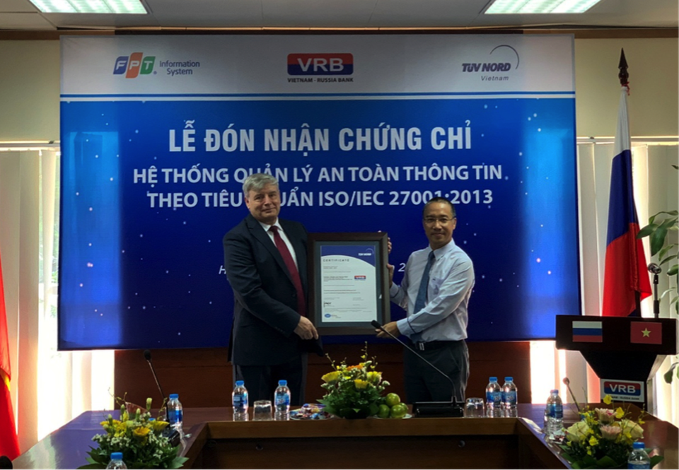 Ngân hàng Liên doanh Việt – Nga (VRB) đón nhận chứng chỉ hệ thống quản lý an ninh thông tin theo tiêu chuẩn ISO/IEC-27001:2013 - 1