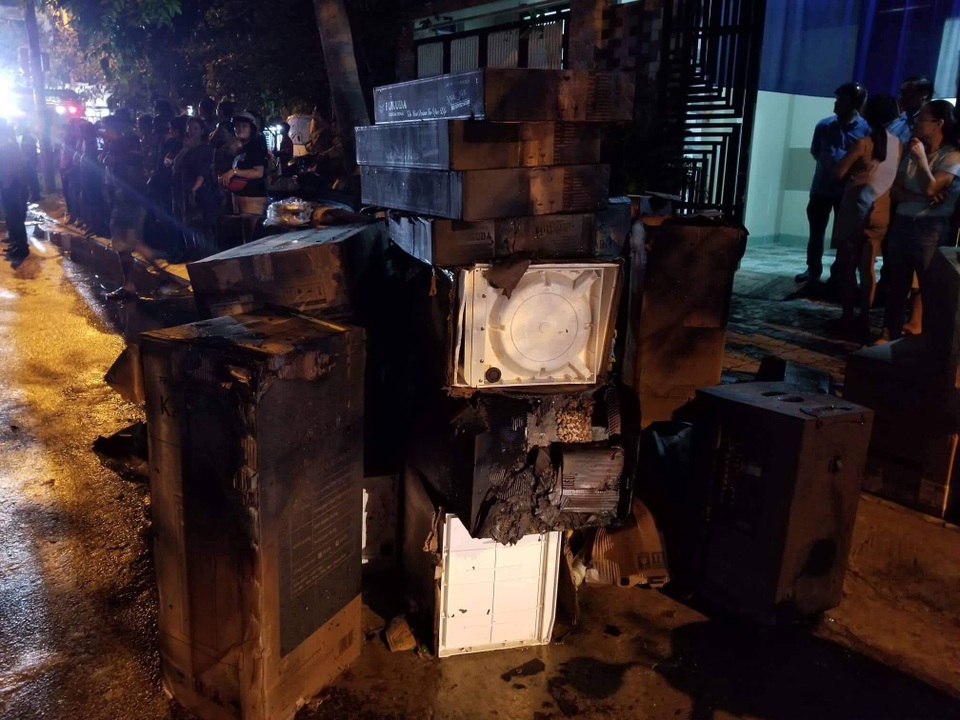 Cháy kho hàng gia dụng, 2 xe tải bị thiêu rụi - 2 Cháy kho hàng gia dụng, 2 xe tải bị thiêu rụi - 2