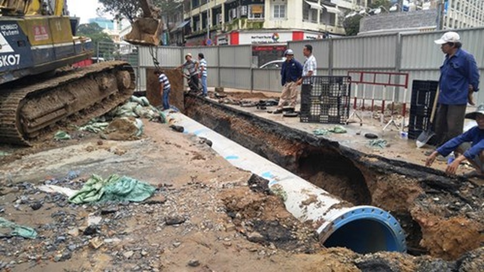 Kiểm soát ô nhiễm nguồn nước: Ngoài tầm với của thành phố đông dân nhất nước? - 2 Kiểm soát ô nhiễm nguồn nước: Ngoài tầm với của thành phố đông dân nhất nước? - 2