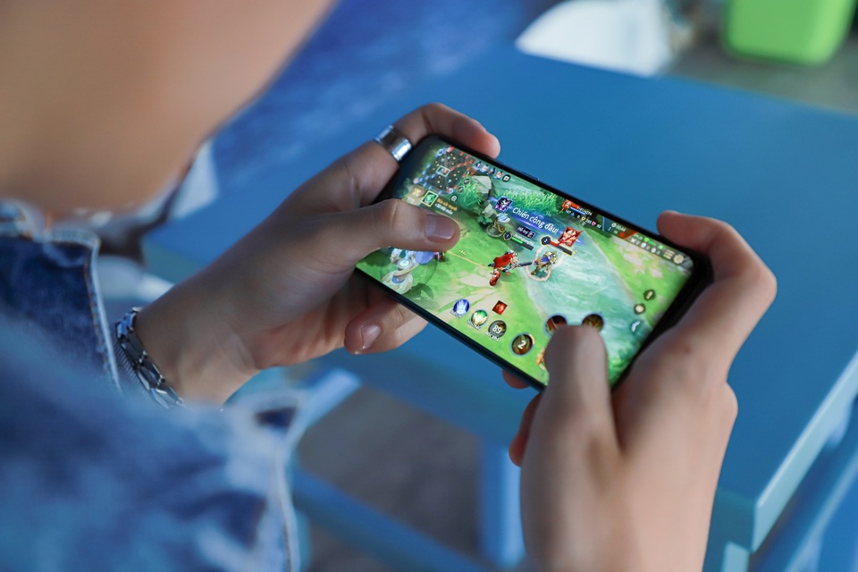 Xem phim, chơi game nịnh mắt trên màn hình Super AMOLED của Galaxy A50s - 2 Xem phim, chơi game nịnh mắt trên màn hình Super AMOLED của Galaxy A50s - 2