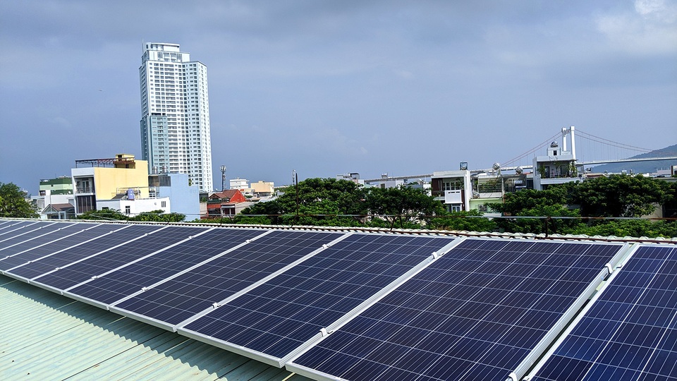 Với hệ thống điện năng lượng mặt trời lắp mái này, nhà trường tiết kiệm chi phí trung bình hơn 2 triệu đồng/tháng Với hệ thống điện năng lượng mặt trời lắp mái này, nhà trường tiết kiệm chi phí trung bình hơn 2 triệu đồng/tháng