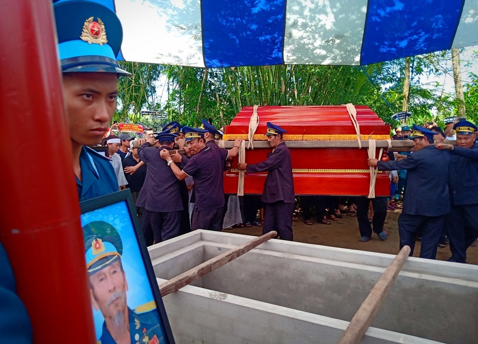 An táng Anh hùng phi công huyền thoại bắn rơi 7 máy bay Mỹ tại quê nhà Lai Vung - 15