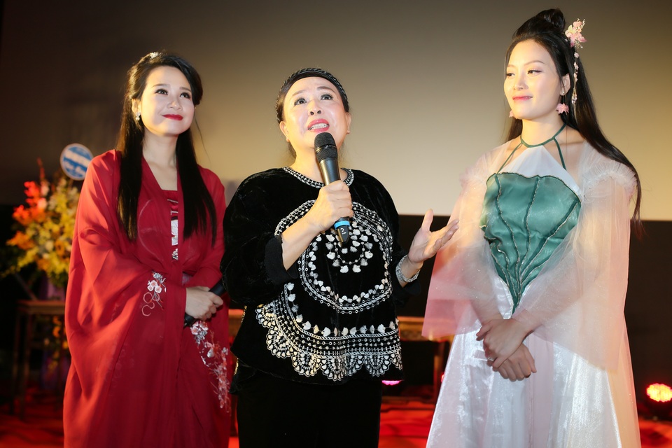 Sao Mai Huyền Trang hóa nàng Kiều xinh đẹp, chạy trốn cùng Kim Trọng - 3 Sao Mai Huyền Trang hóa nàng Kiều xinh đẹp, chạy trốn cùng Kim Trọng - 3