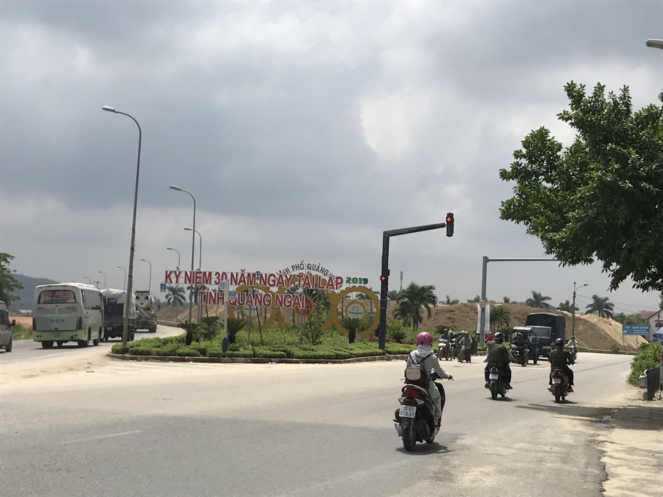 Bãi tập kết cát trái phép án ngữ cửa ngõ TP Quảng Ngãi, đe doạ an toàn Quốc lộ 1A - 1 Bãi tập kết cát trái phép án ngữ cửa ngõ TP Quảng Ngãi, đe doạ an toàn Quốc lộ 1A - 1