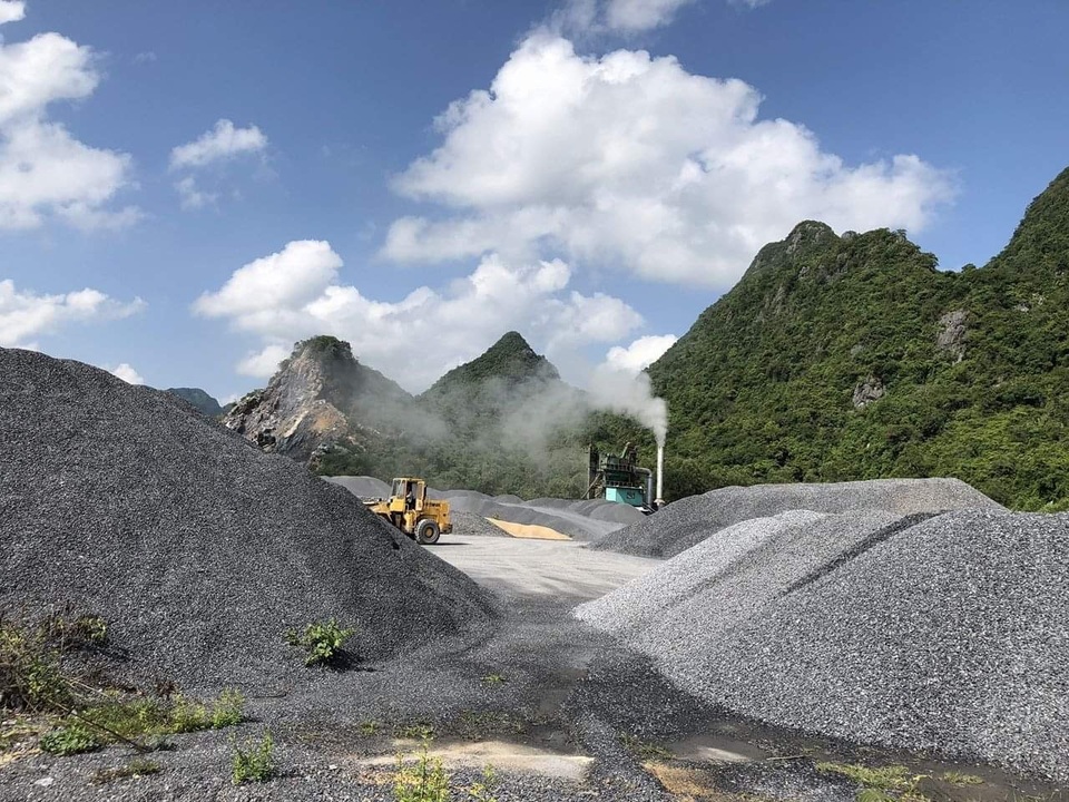 Trạm trộn nhựa bê tông ngang nhiên hoạt động dù đang bị cấm vì ô nhiễm - 1 Trạm trộn nhựa bê tông ngang nhiên hoạt động dù đang bị cấm vì ô nhiễm - 1