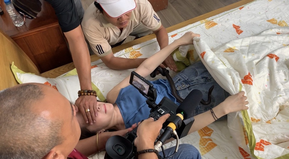 Quỳnh Nga la hét tung chăn tháo chạy vì rắn bò lồm cồm lên người - 3 Quỳnh Nga la hét tung chăn tháo chạy vì rắn bò lồm cồm lên người - 3
