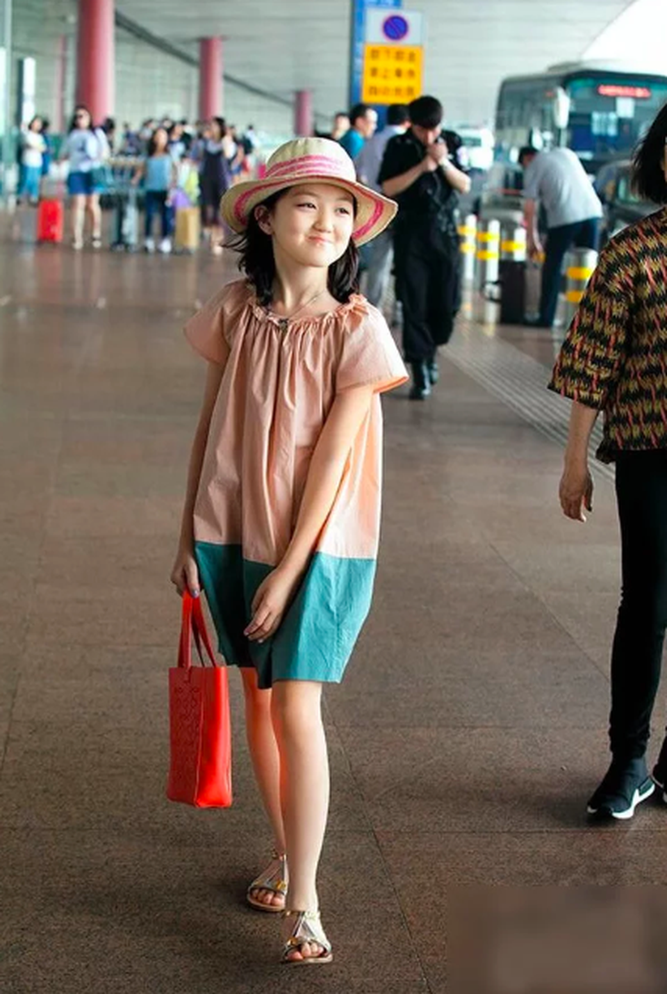 Tình cảm của người cha vĩ đại Lý Á Bằng dành cho cô con gái bị dị tật môi bẩm sinh - 5 Tình cảm của người cha vĩ đại Lý Á Bằng dành cho cô con gái bị dị tật môi bẩm sinh - 5