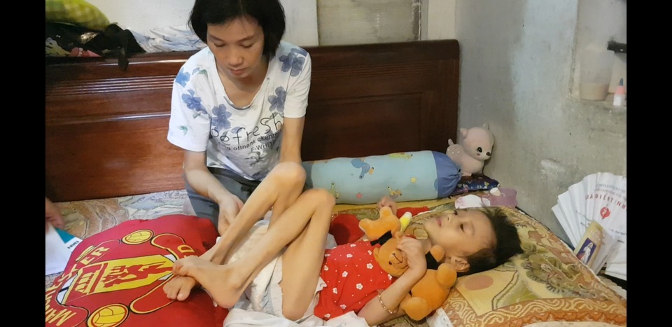 Bé gái bất ngờ đổ bệnh lạ được bạn đọc Dân trí giúp đỡ gần 130 triệu đồng - 5 Bé gái bất ngờ đổ bệnh lạ được bạn đọc Dân trí giúp đỡ gần 130 triệu đồng - 5