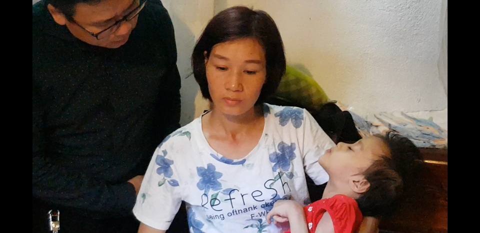 Bé gái bất ngờ đổ bệnh lạ được bạn đọc Dân trí giúp đỡ gần 130 triệu đồng - 4 Bé gái bất ngờ đổ bệnh lạ được bạn đọc Dân trí giúp đỡ gần 130 triệu đồng - 4