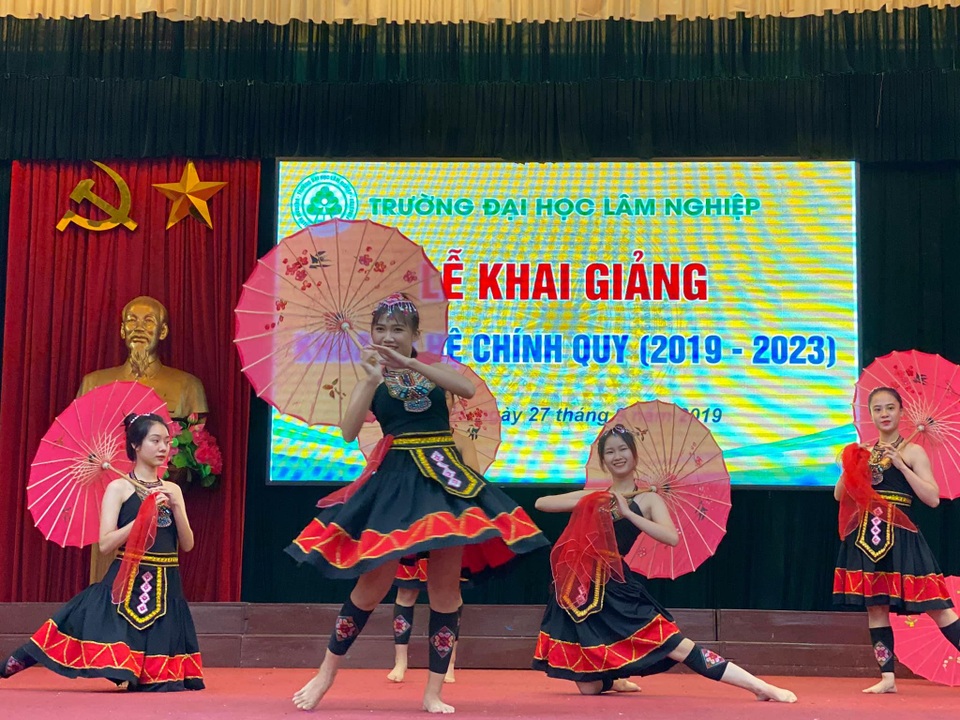 Lễ khai giảng ở trường đại học đẹp nhất Vịnh Bắc Bộ - 1 Lễ khai giảng ở trường đại học đẹp nhất Vịnh Bắc Bộ - 1