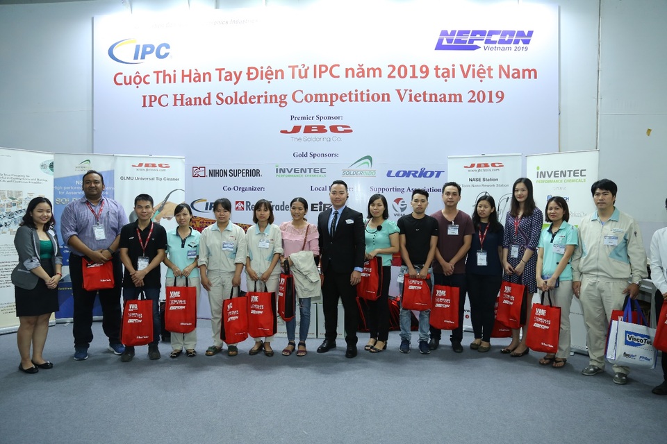 Nữ “tay hàn” giành chức vô địch tại triển lãm NEPCON - 1 Nữ “tay hàn” giành chức vô địch tại triển lãm NEPCON - 1