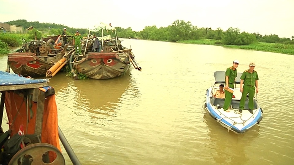 “Cát tặc” lộng hành, chống trả lực lượng thi hành công vụ ở Sài Gòn - 1 “Cát tặc” lộng hành, chống trả lực lượng thi hành công vụ ở Sài Gòn - 1