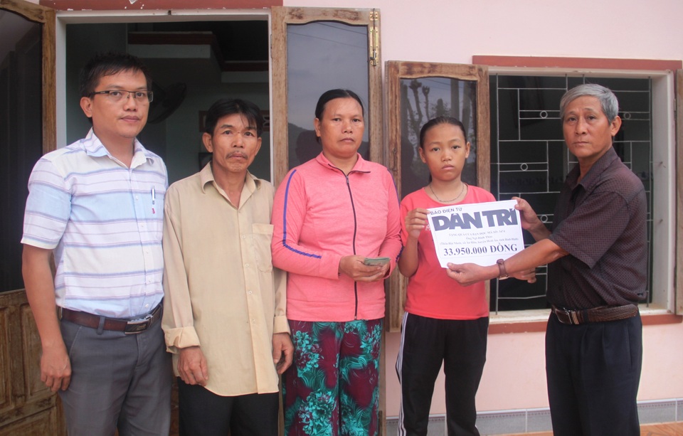 Bạn đọc Dân trí giúp đỡ cô học trò nghèo 12 năm mắc bệnh “hiểm” - 1