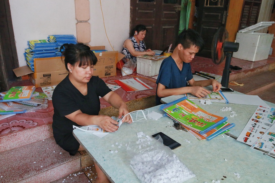 Nghẹn ngào với câu chuyện tình yêu của người vợ “tí hon” và chồng khuyết tật - 4 Nghẹn ngào với câu chuyện tình yêu của người vợ “tí hon” và chồng khuyết tật - 4