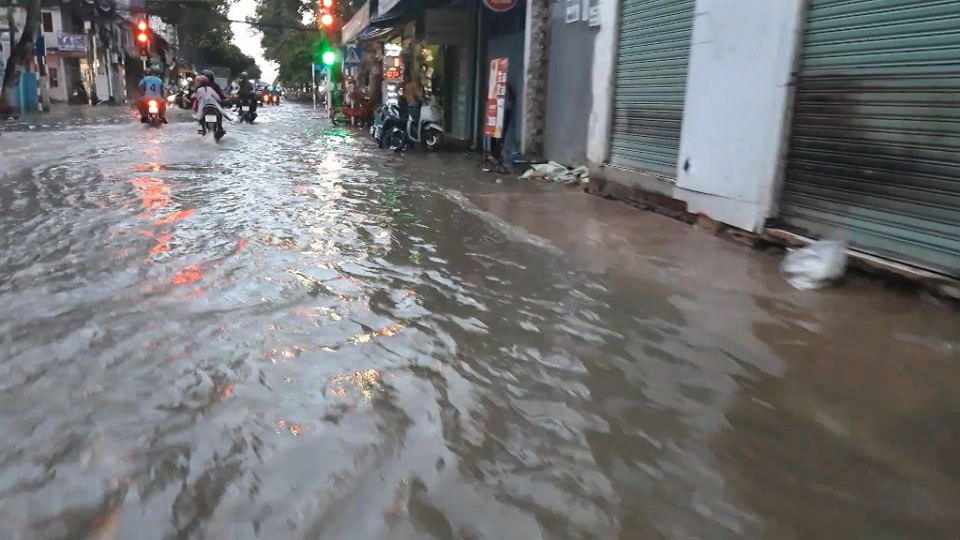 Triều cường dâng cao, đường phố Cần Thơ, Vĩnh Long lênh láng nước - 5 Triều cường dâng cao, đường phố Cần Thơ, Vĩnh Long lênh láng nước - 5