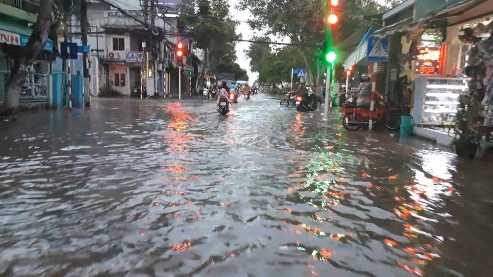 Triều cường dâng cao, đường phố Cần Thơ, Vĩnh Long lênh láng nước - 4 Triều cường dâng cao, đường phố Cần Thơ, Vĩnh Long lênh láng nước - 4