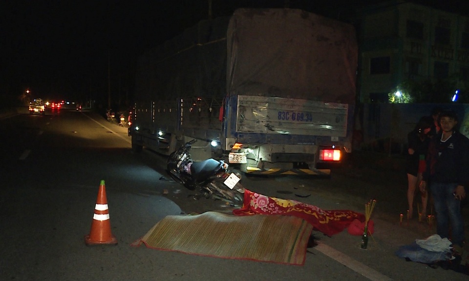 Hai mẹ con tử nạn trên đường về quê dự đám tang - 1