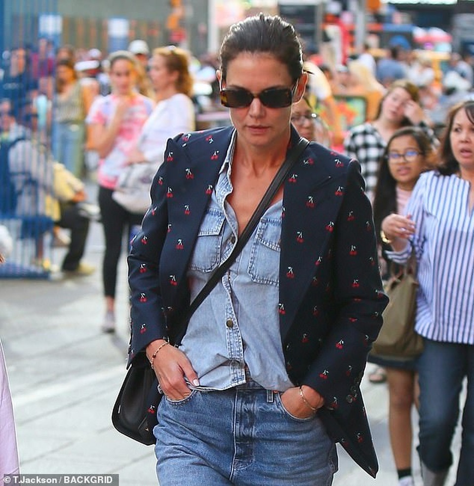 Fan ôm chầm Katie Holmes trên phố - 3