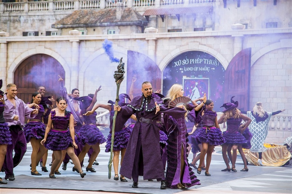 “Bí ngô đại náo ở Vương quốc Ánh Dương” – show diễn đặc biệt phải thưởng thức trong mùa Halloween - 2 “Bí ngô đại náo ở Vương quốc Ánh Dương” – show diễn đặc biệt phải thưởng thức trong mùa Halloween - 2