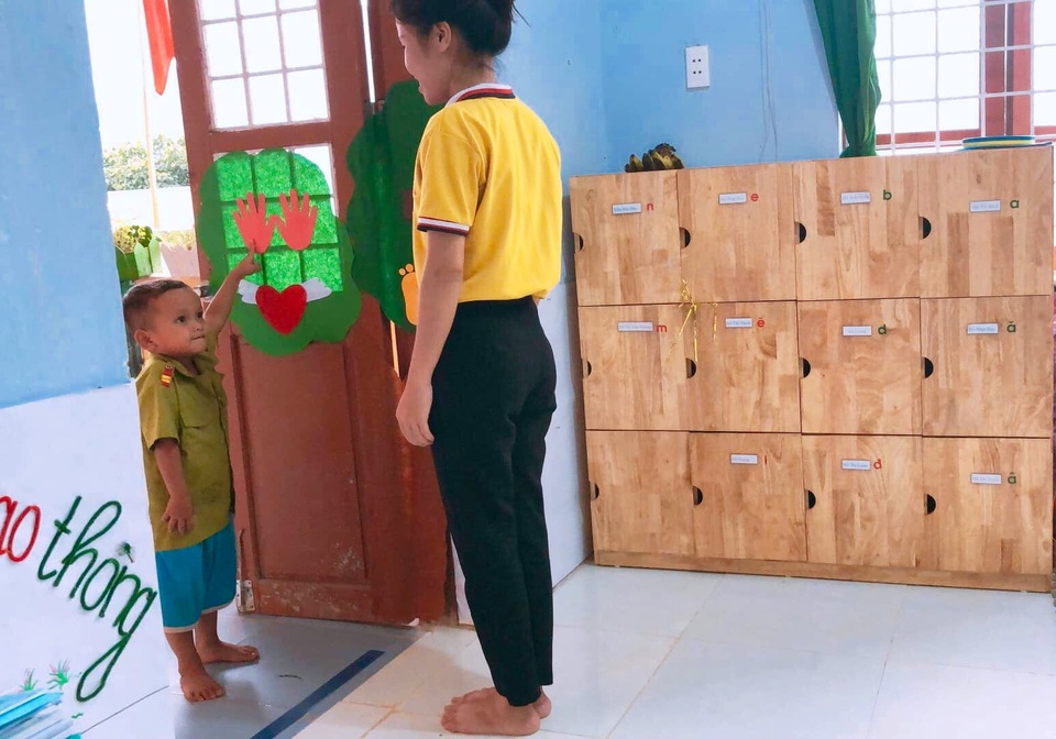 Cô giáo vùng cao chào đón đầy yêu thương khiến trẻ vui đến trường - 1 Cô giáo vùng cao chào đón đầy yêu thương khiến trẻ vui đến trường - 1