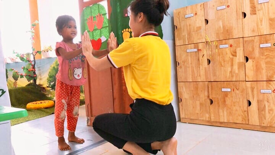 Cô giáo vùng cao chào đón đầy yêu thương khiến trẻ vui đến trường - 2 Cô giáo vùng cao chào đón đầy yêu thương khiến trẻ vui đến trường - 2