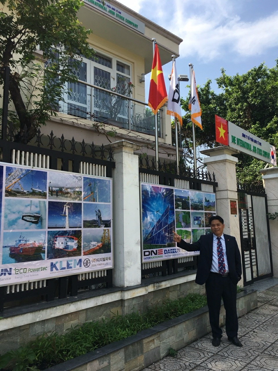 Kỳ I : Doanh nhân Nguyễn Huy Thành: “Năng lượng điện mặt trời là tâm huyết tôi dành cho quê hương Việt Nam” - 2 Kỳ I : Doanh nhân Nguyễn Huy Thành: “Năng lượng điện mặt trời là tâm huyết tôi dành cho quê hương Việt Nam” - 2