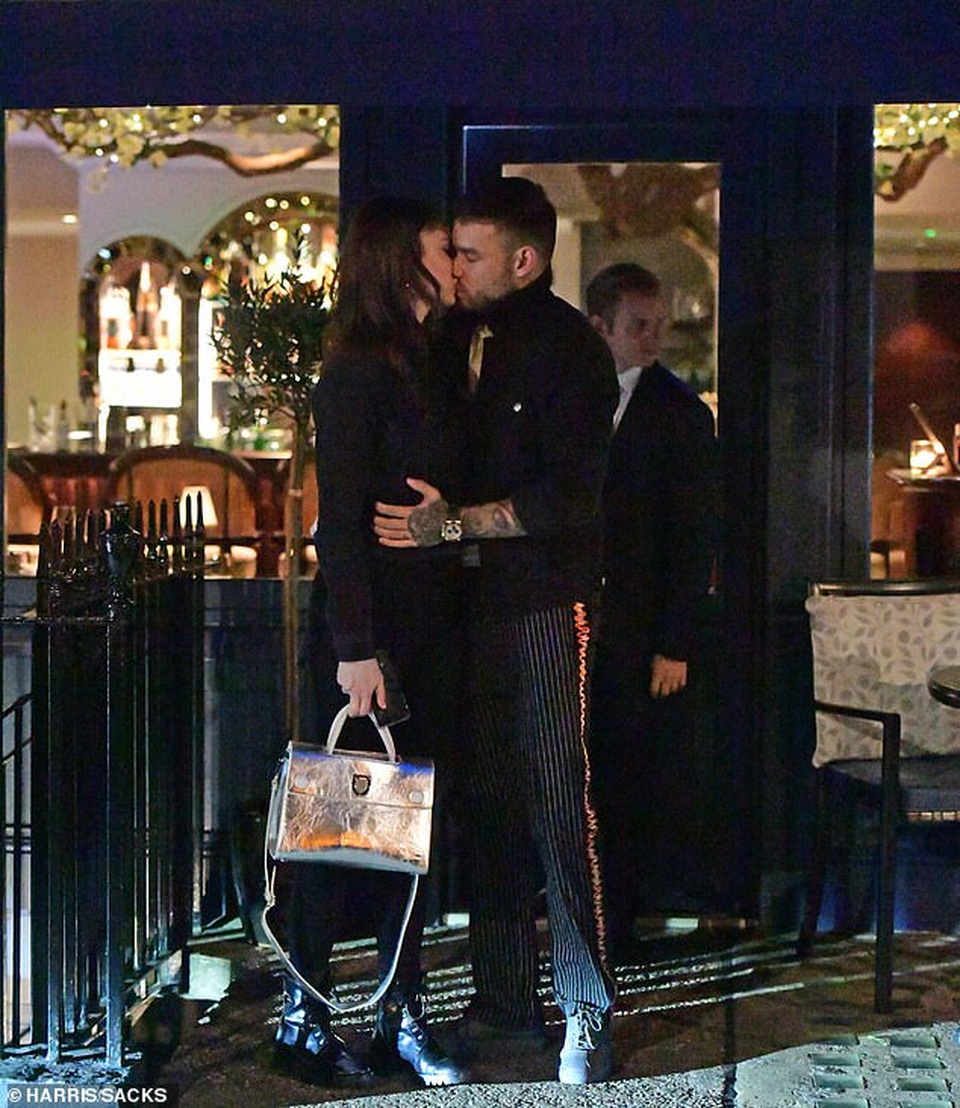 Liam Payne hôn say đắm bạn gái 19 tuổi - 1