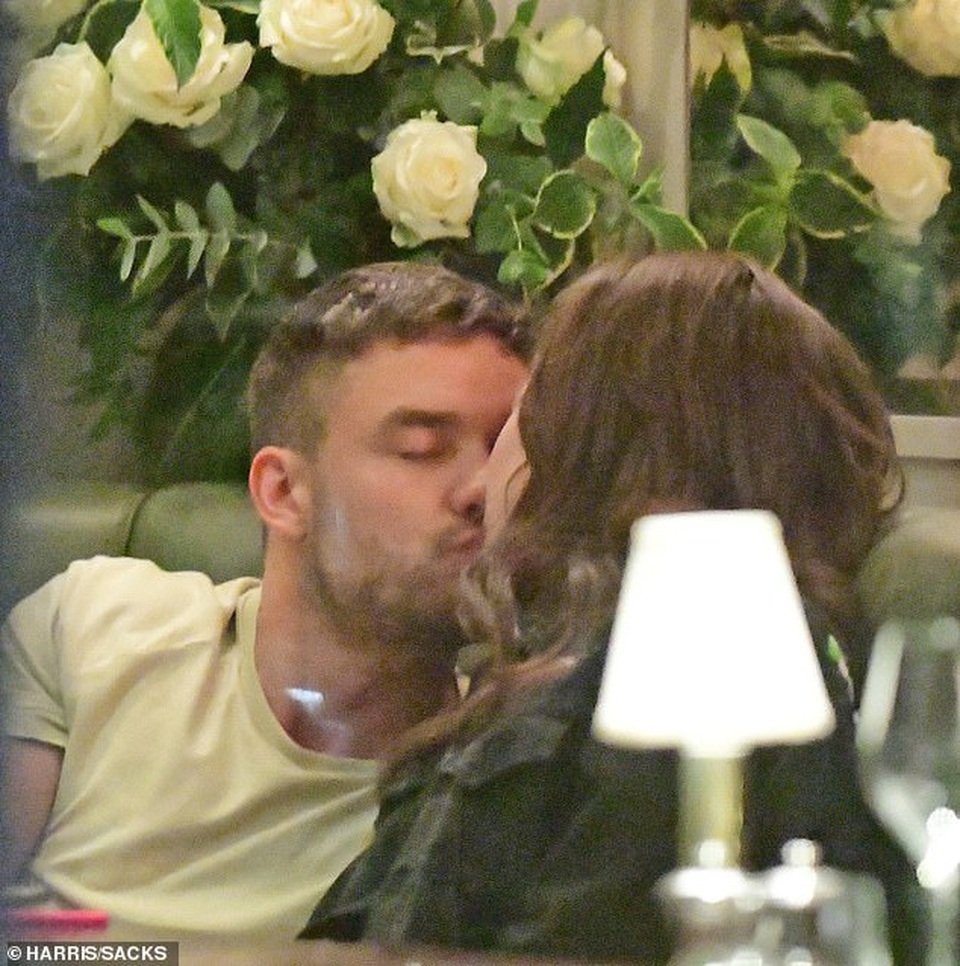 Liam Payne hôn say đắm bạn gái 19 tuổi - 2