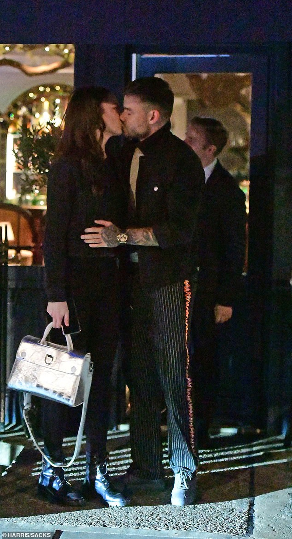 Liam Payne hôn say đắm bạn gái 19 tuổi - 3