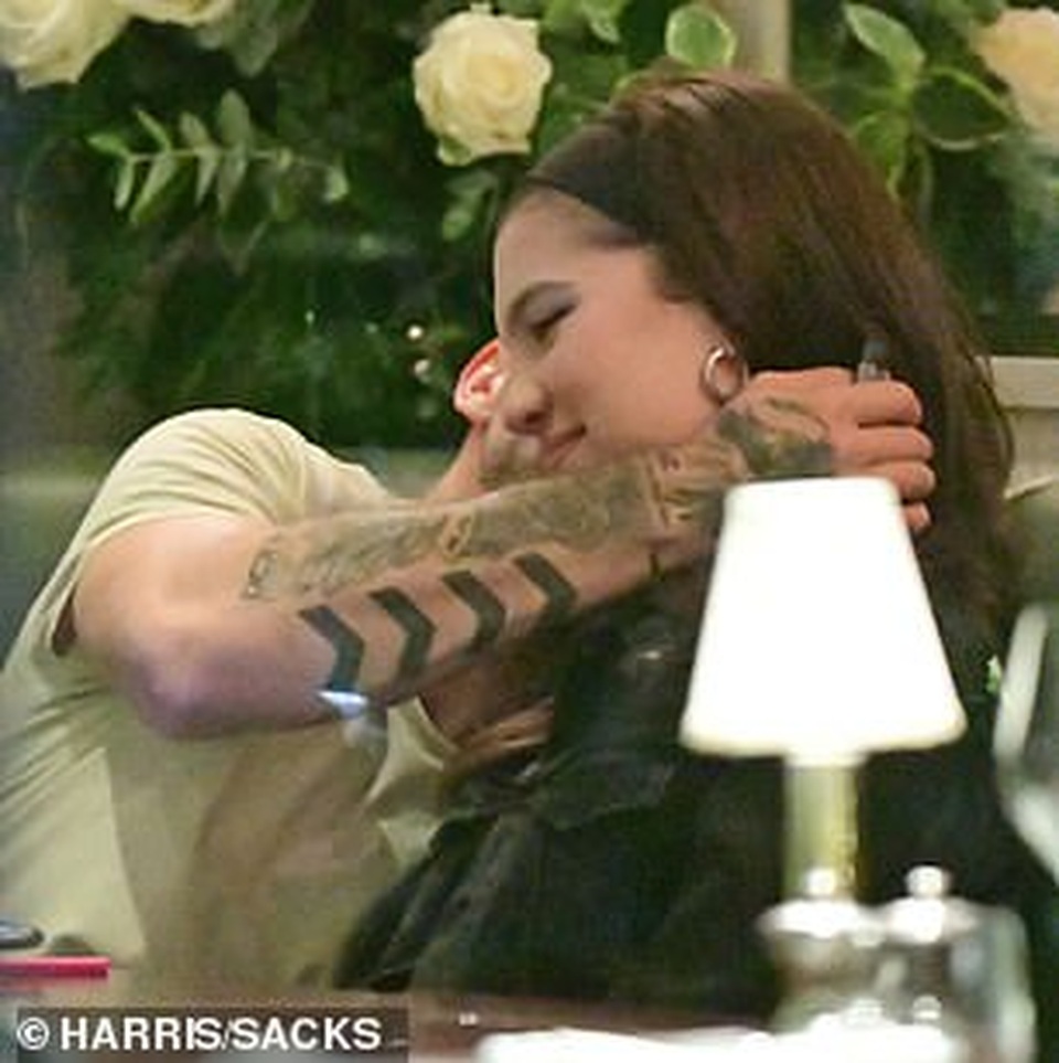 Liam Payne hôn say đắm bạn gái 19 tuổi - 4