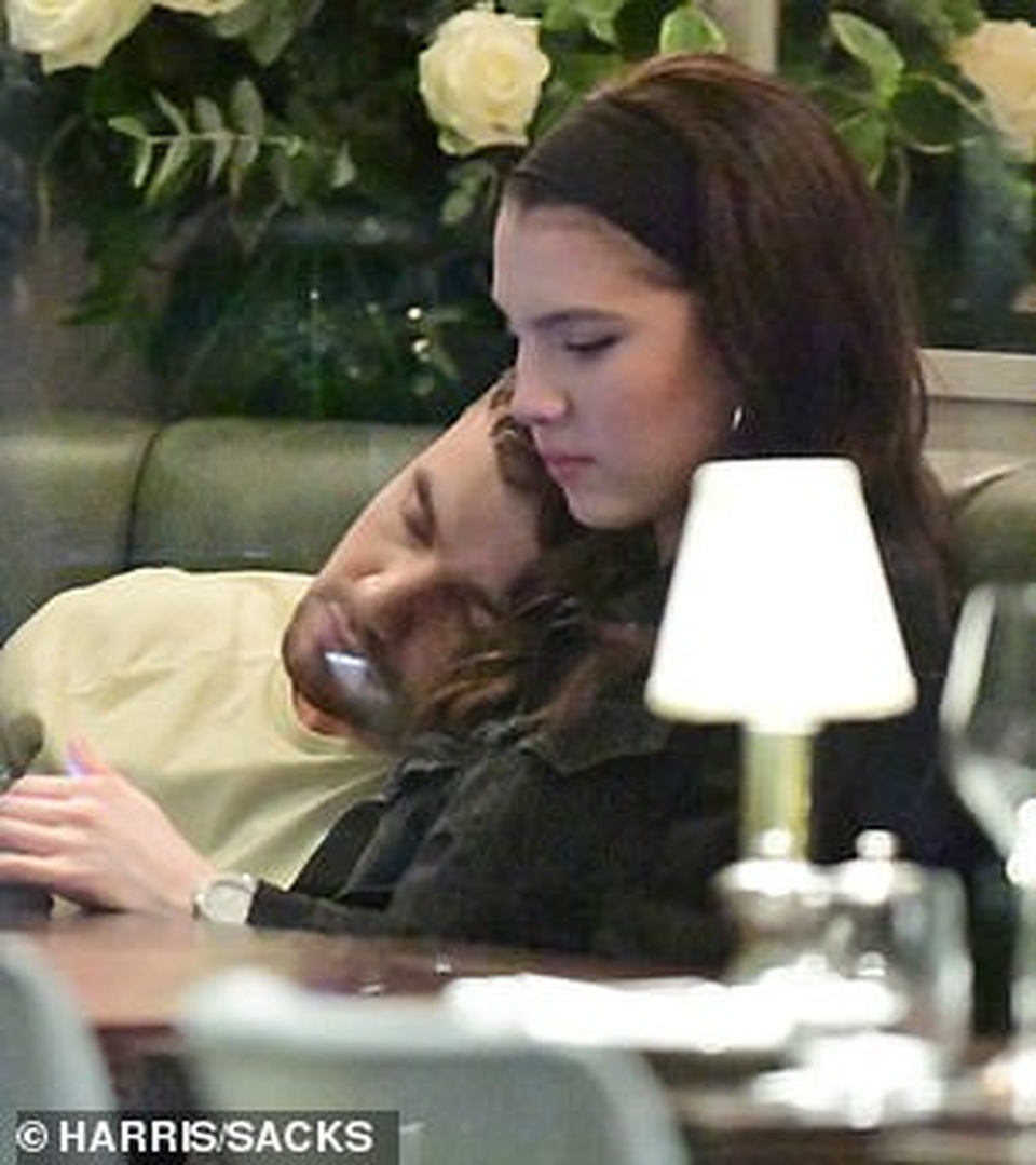 Liam Payne hôn say đắm bạn gái 19 tuổi - 5