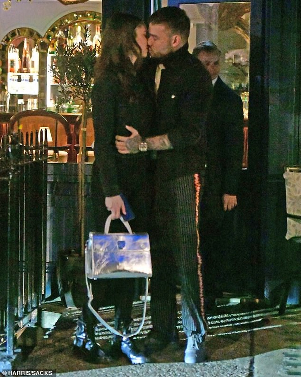 Liam Payne hôn say đắm bạn gái 19 tuổi - 6