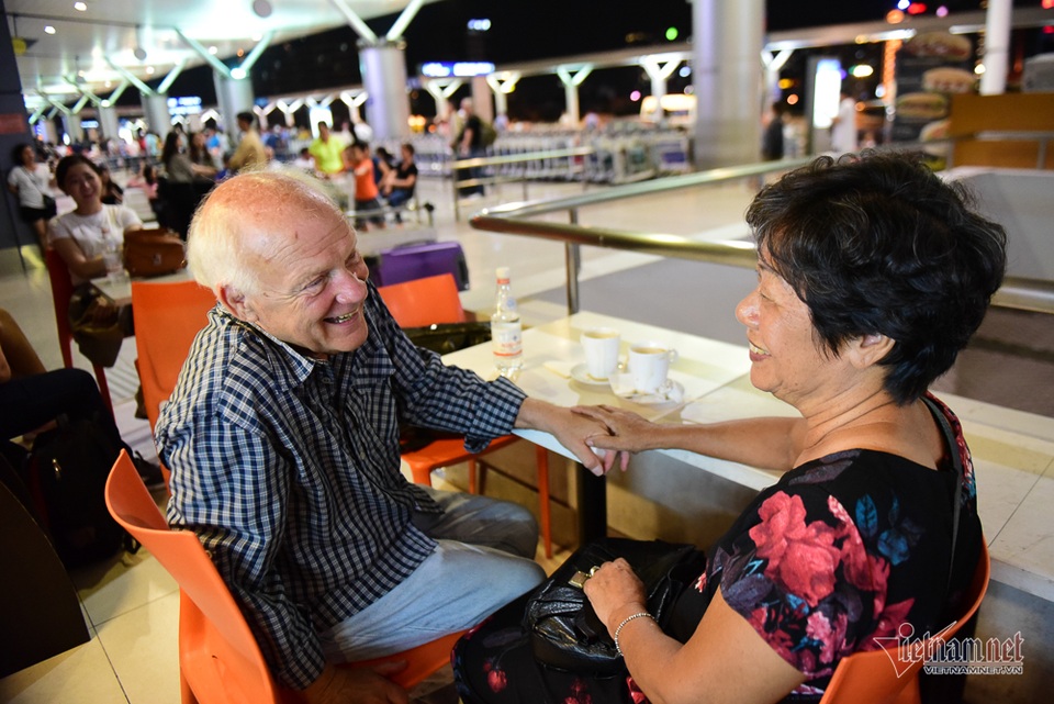 Nụ hôn chia tay người tình Việt 50 năm của cựu binh Mỹ trước khi lên máy bay - 1 Nụ hôn chia tay người tình Việt 50 năm của cựu binh Mỹ trước khi lên máy bay - 1