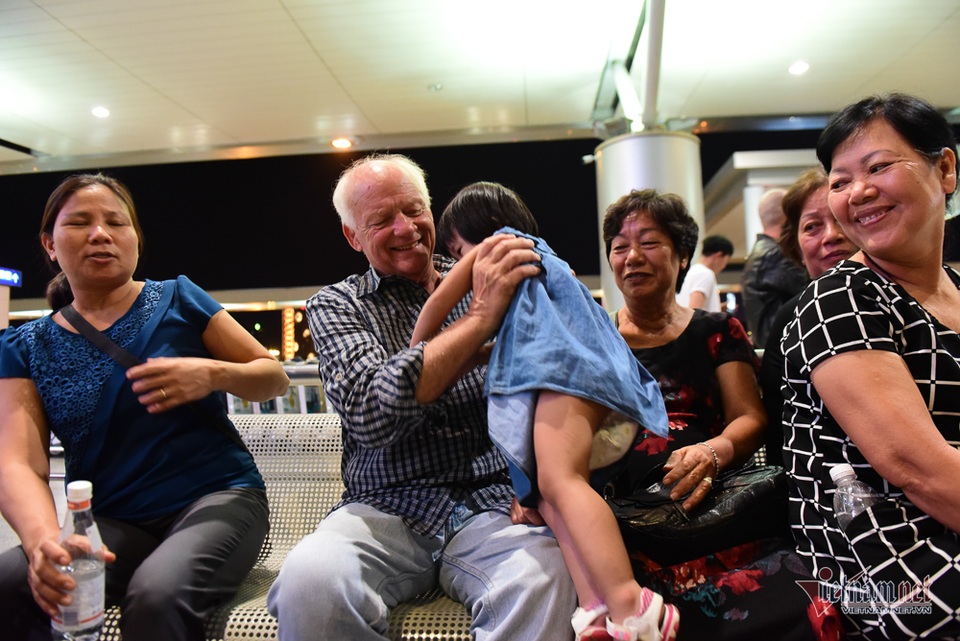 Nụ hôn chia tay người tình Việt 50 năm của cựu binh Mỹ trước khi lên máy bay - 3 Nụ hôn chia tay người tình Việt 50 năm của cựu binh Mỹ trước khi lên máy bay - 3