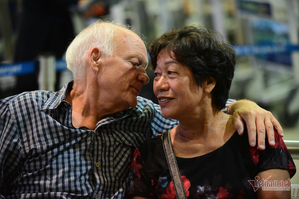 Nụ hôn chia tay người tình Việt 50 năm của cựu binh Mỹ trước khi lên máy bay - 6 Nụ hôn chia tay người tình Việt 50 năm của cựu binh Mỹ trước khi lên máy bay - 6