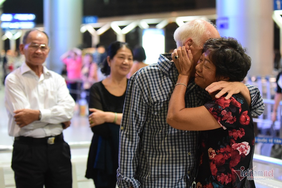 Nụ hôn chia tay người tình Việt 50 năm của cựu binh Mỹ trước khi lên máy bay - 7 Nụ hôn chia tay người tình Việt 50 năm của cựu binh Mỹ trước khi lên máy bay - 7