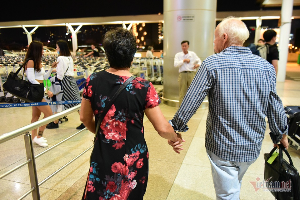 Nụ hôn chia tay người tình Việt 50 năm của cựu binh Mỹ trước khi lên máy bay - 9 Nụ hôn chia tay người tình Việt 50 năm của cựu binh Mỹ trước khi lên máy bay - 9