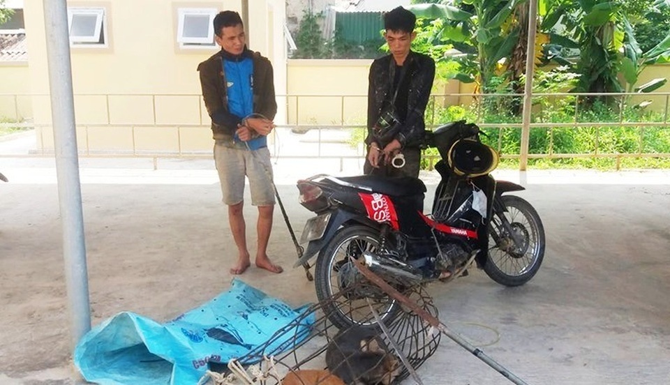 2 đối tượng dùng kiếm chống trả công an khi bị vây bắt - 1 2 đối tượng dùng kiếm chống trả công an khi bị vây bắt - 1