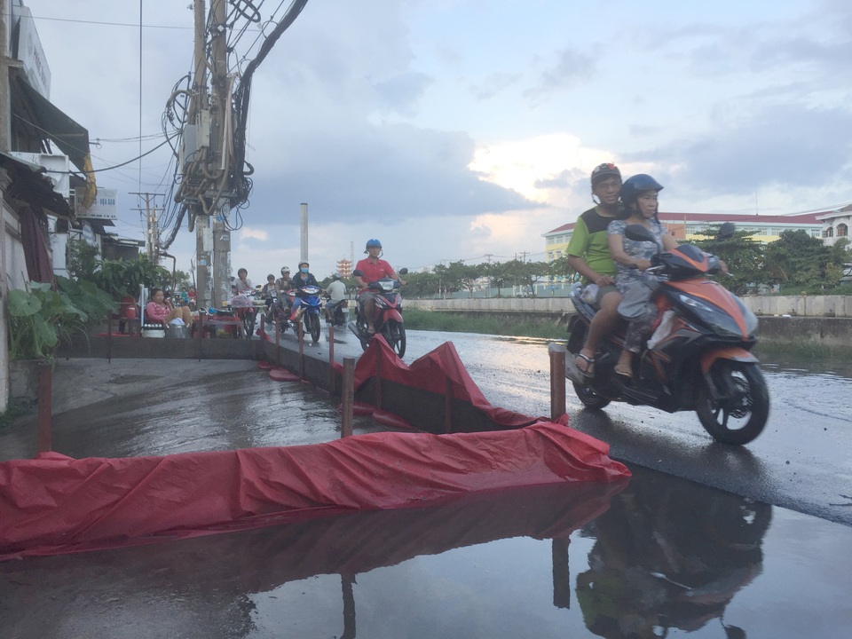 TPHCM ngập khắp nơi do triều cường dâng cao - 14