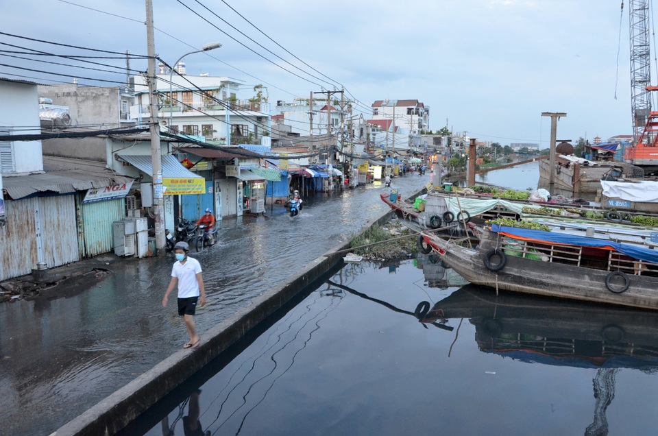 TPHCM ngập khắp nơi do triều cường dâng cao - 15