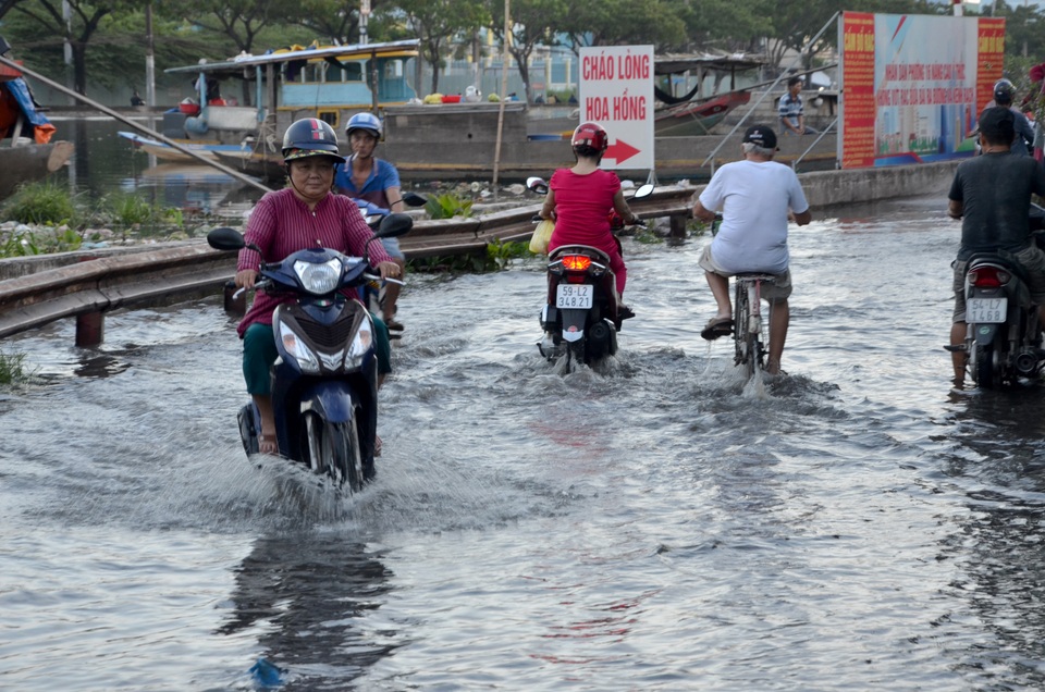 TPHCM ngập khắp nơi do triều cường dâng cao - 4