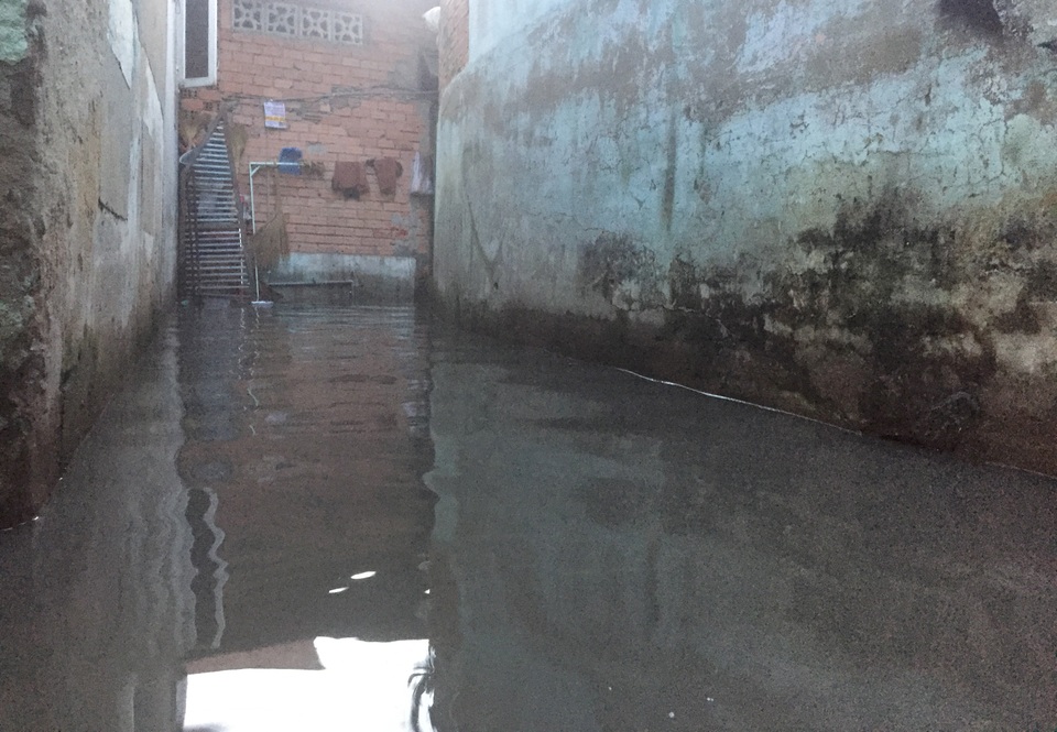 TPHCM ngập khắp nơi do triều cường dâng cao - 7