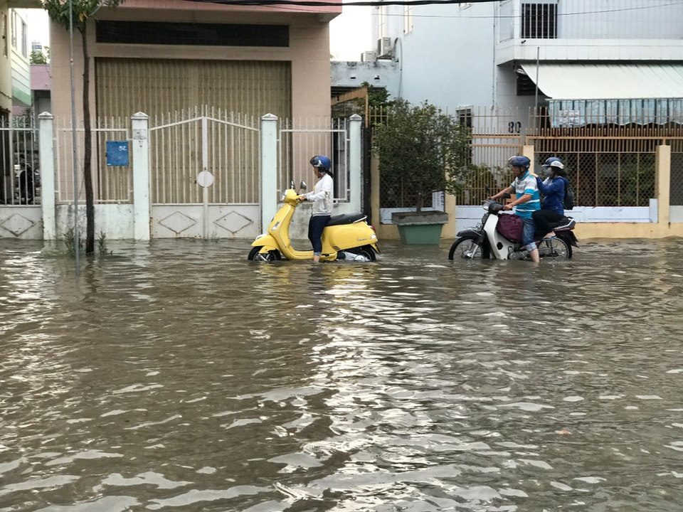 Triều cường dâng cao, đường phố Cần Thơ, Vĩnh Long lênh láng nước - 2 Triều cường dâng cao, đường phố Cần Thơ, Vĩnh Long lênh láng nước - 2
