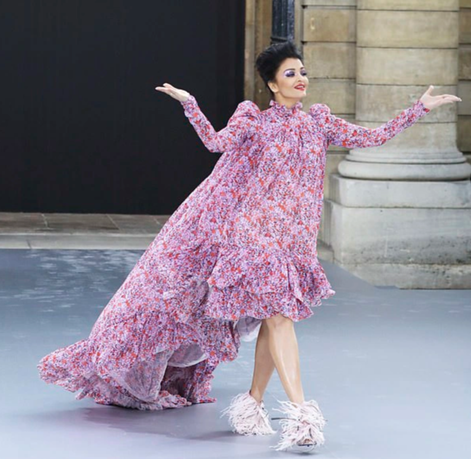 Hoa hậu Ấn Độ Aishwarya Rai bất ngờ xuất hiện trên sàn catwalk - 3