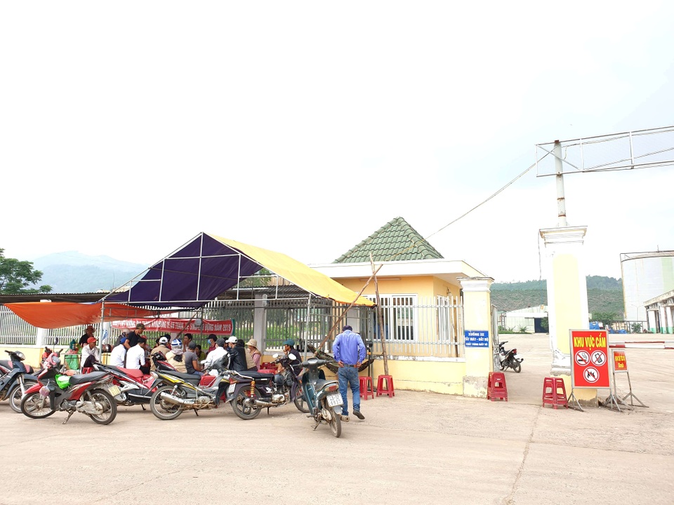 Dân ngăn cản nhà máy cồn Đại Tân vì ô nhiễm Dân ngăn cản nhà máy cồn Đại Tân vì ô nhiễm