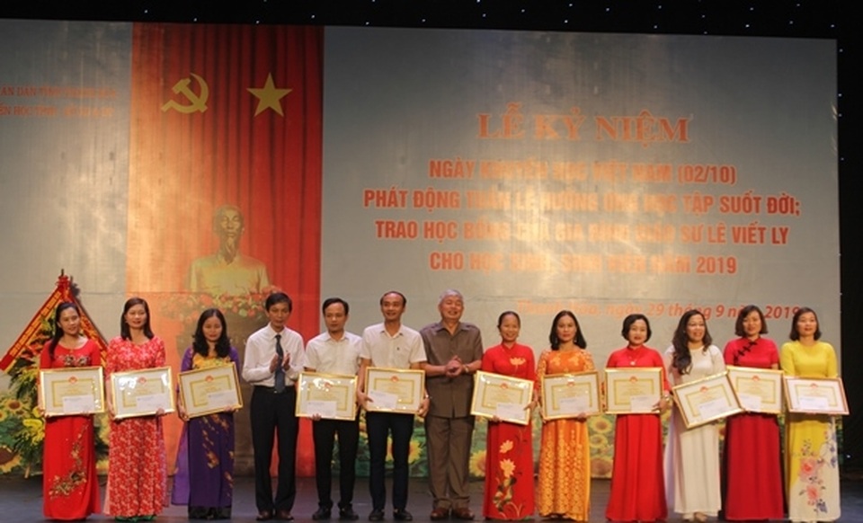 Phó Chủ tịch UBND tỉnh Thanh Hóa: “Hiếu học và khuyến học phải trở thành truyền thống của mỗi gia đình” - 2 Phó Chủ tịch UBND tỉnh Thanh Hóa: “Hiếu học và khuyến học phải trở thành truyền thống của mỗi gia đình” - 2