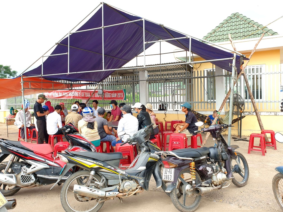 Dân ngăn cản nhà máy cồn Đại Tân vì ô nhiễm Dân ngăn cản nhà máy cồn Đại Tân vì ô nhiễm