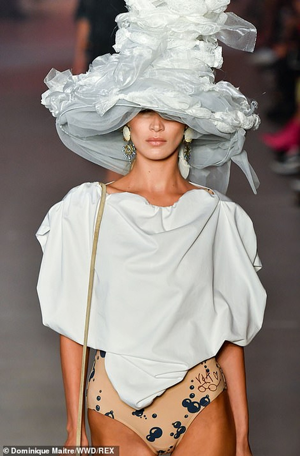 Bella Hadid diện váy lạ mắt, tỏa sáng trên sàn catwalk - 3